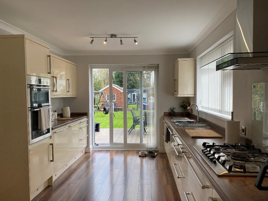 Property photo 2 of 19 Dining Kitchen