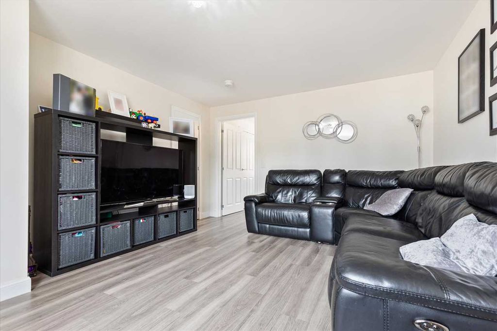 Property photo 3 of 23 Lounge (2)