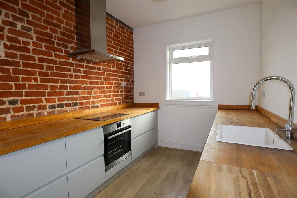 Property photo 3 of 11 Kitchen