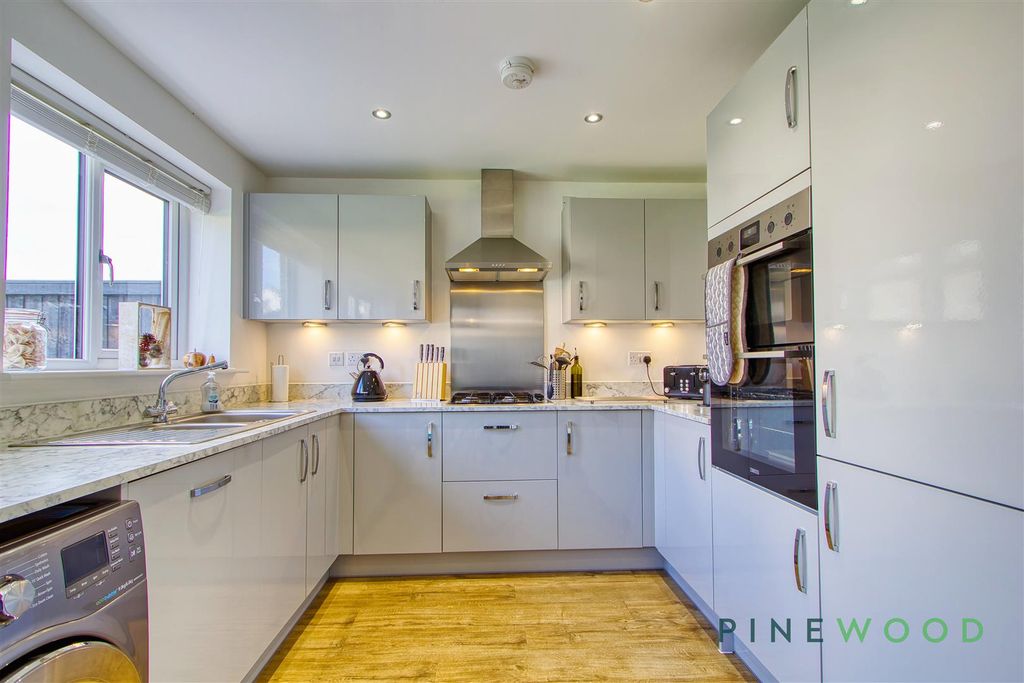 Property photo 3 of 31 Kitchen / Diner