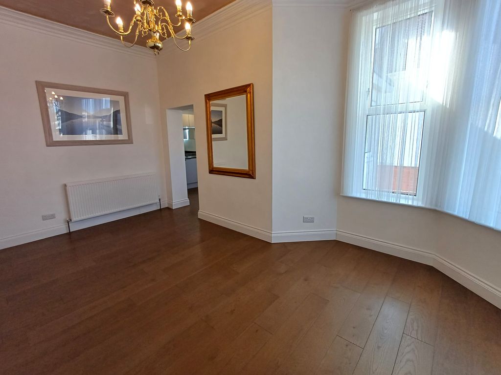 Property photo 3 of 18 Lounge 3