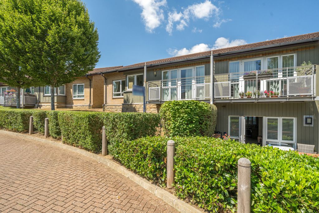 Property photo 1 of 17 1320133-3-686d457...