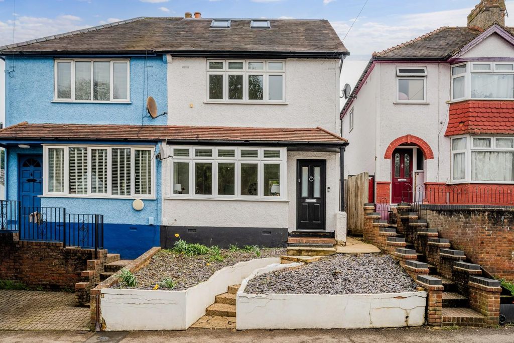 Property photo 1 of 16 Ashurst Road