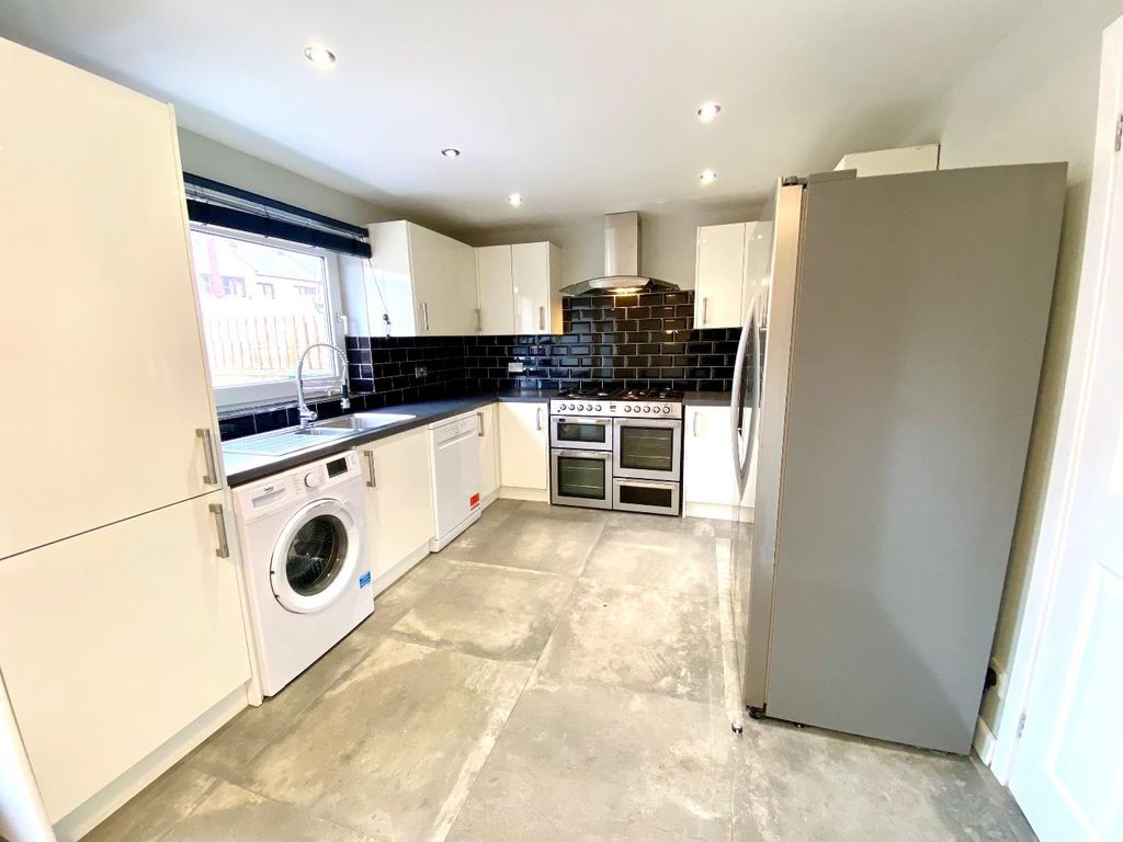 Property photo 3 of 17 Dining Kitchen