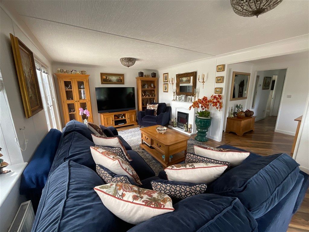 Property photo 3 of 12 Lounge