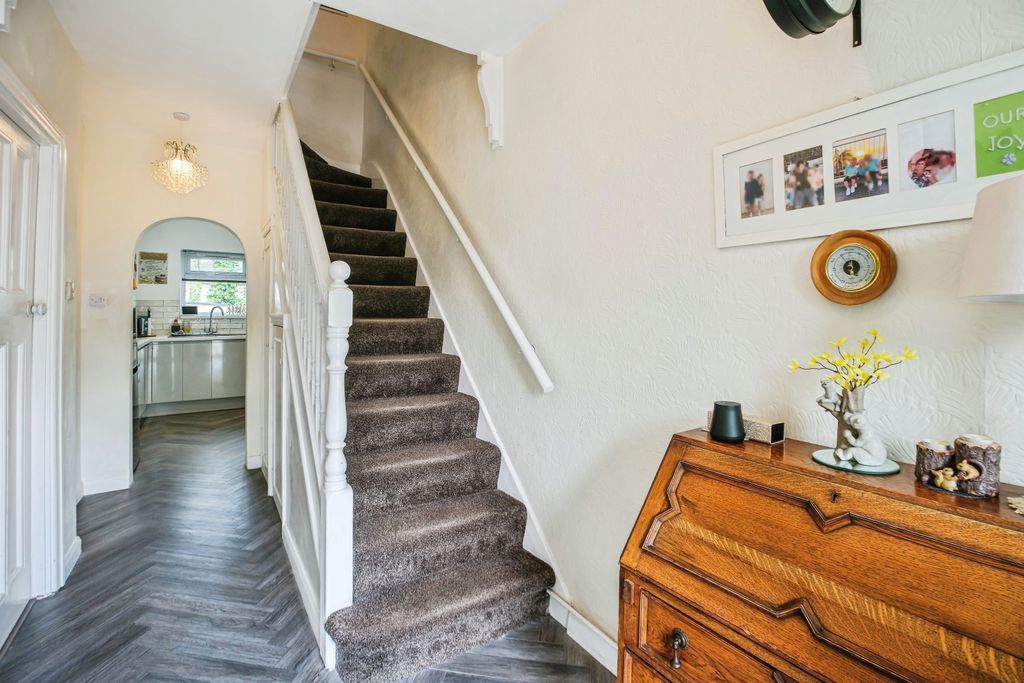 Property photo 3 of 19 Entrance Hall