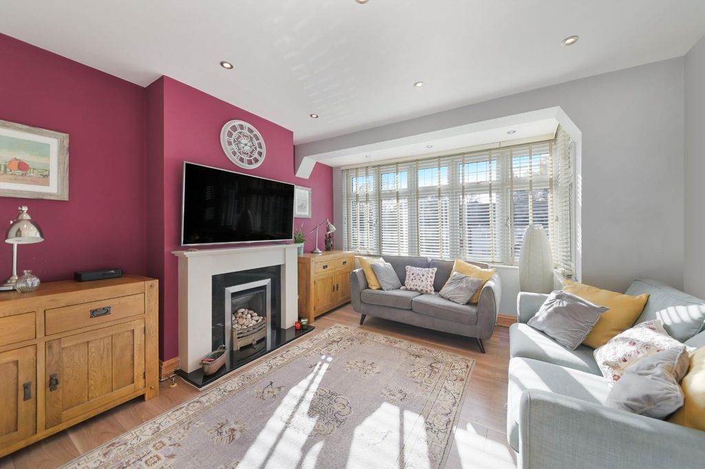 Property photo 2 of 12 Manor Way (12).Jpg