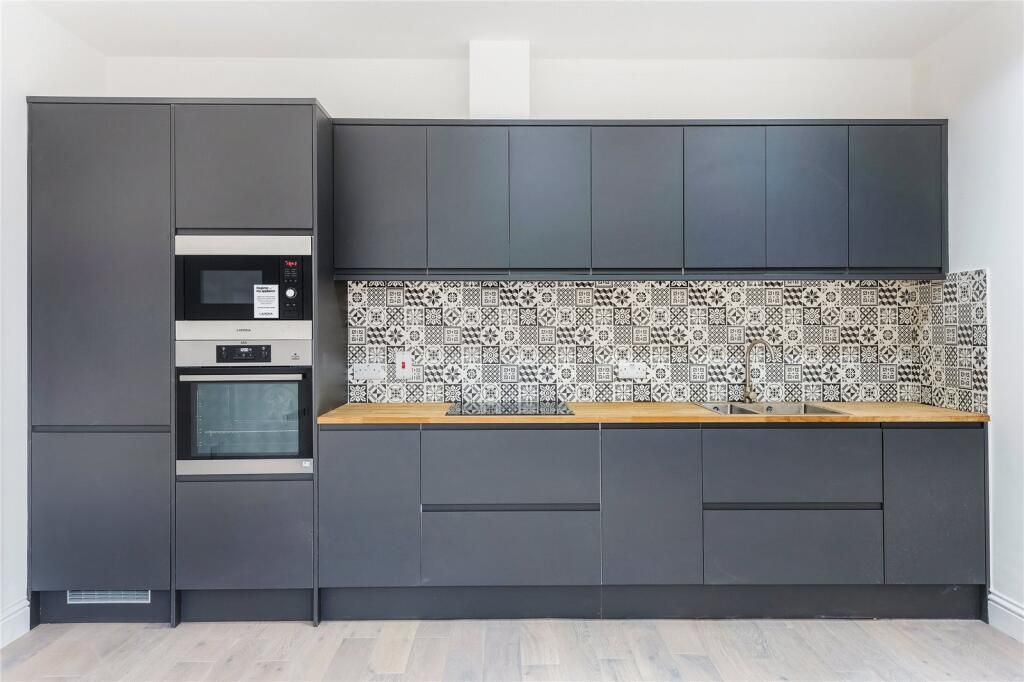 Property photo 1 of 5 Stylish Two-Bedroom Flat With Modern Open-Plan Living In A Prime London Location