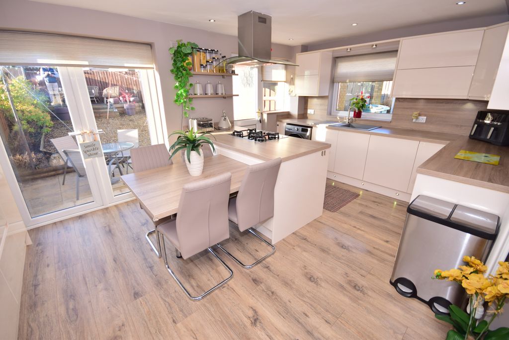 Property photo 2 of 19 Dining Kitchen