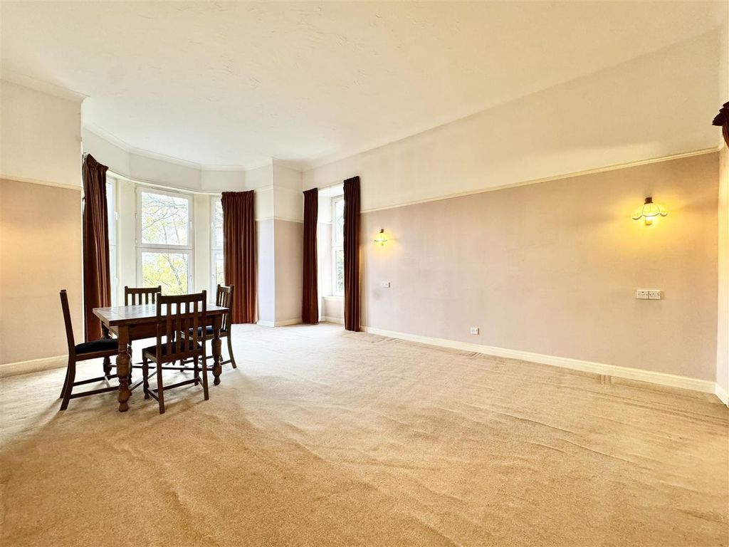 Property photo 3 of 18 Lounge