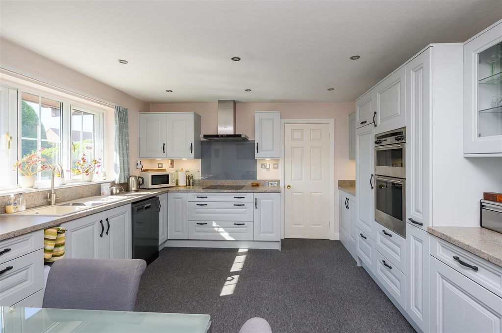 Property photo 3 of 18 Kitchen