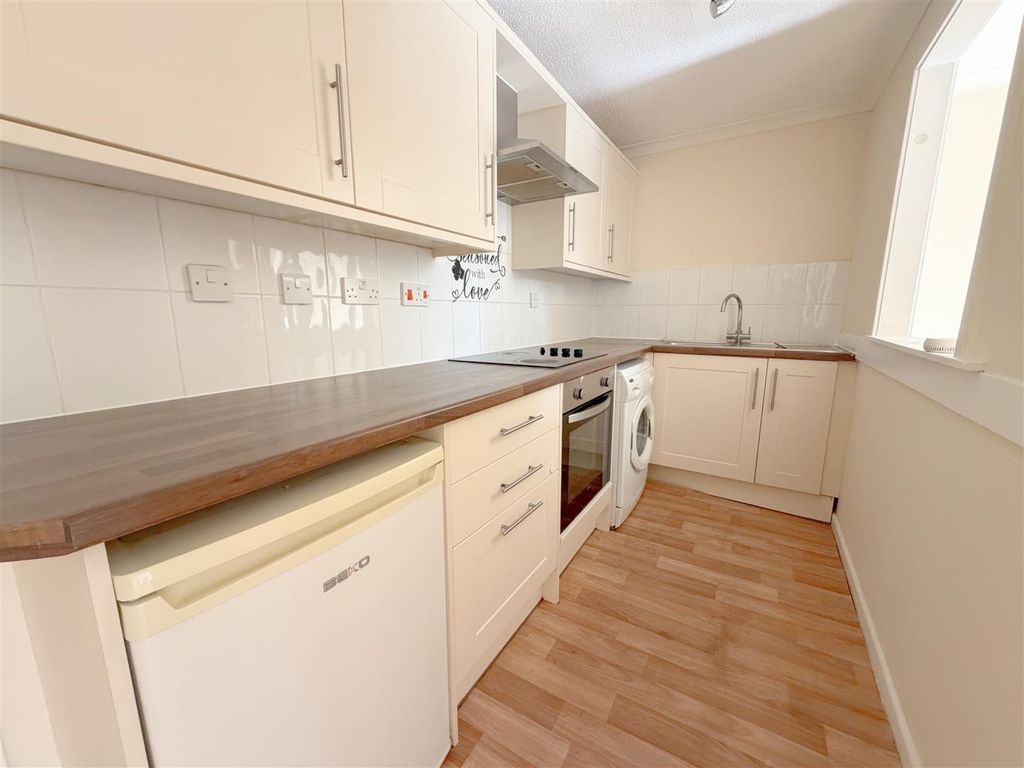 Property photo 3 of 6 Kitchen