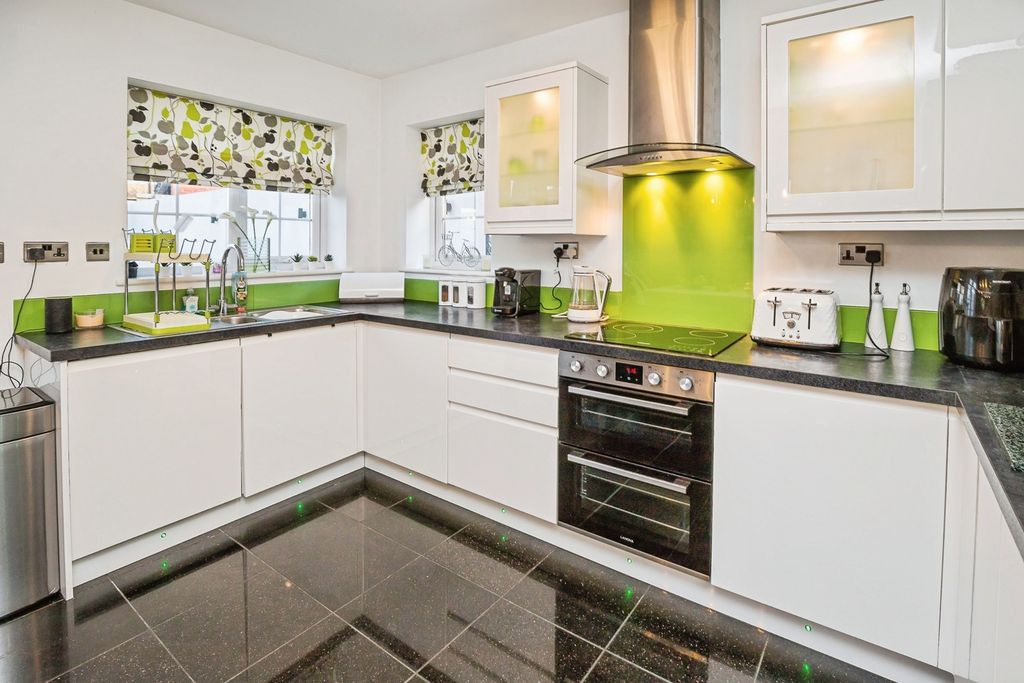 Property photo 3 of 25 Kitchen