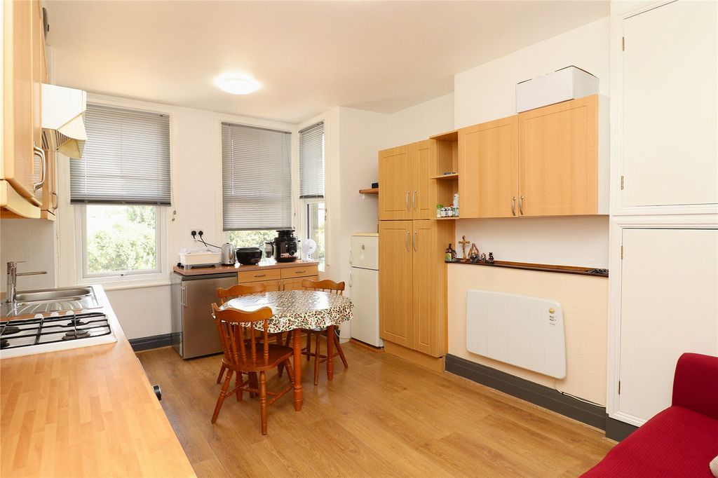 Property photo 2 of 10 Kitchen Lounge