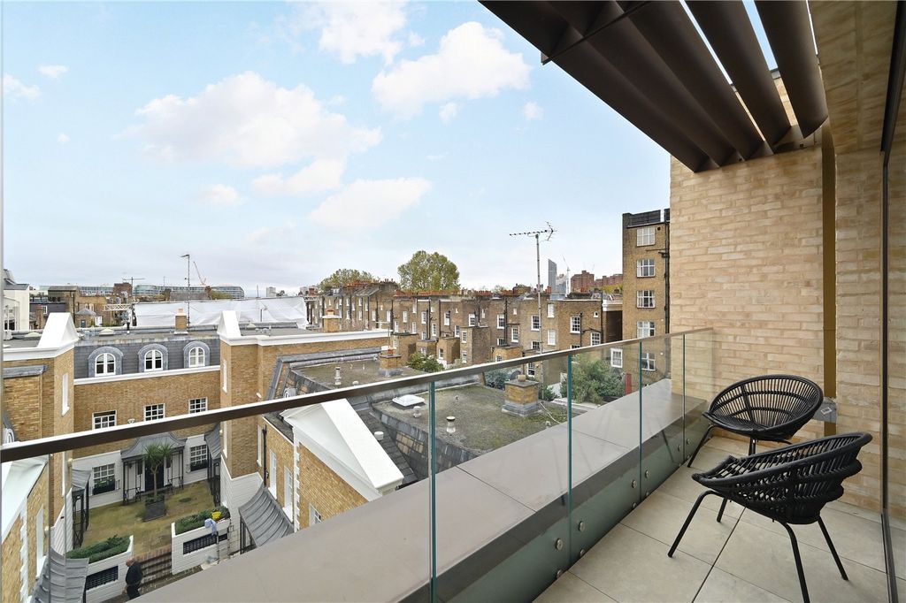 Property photo 2 of 7 Balcony