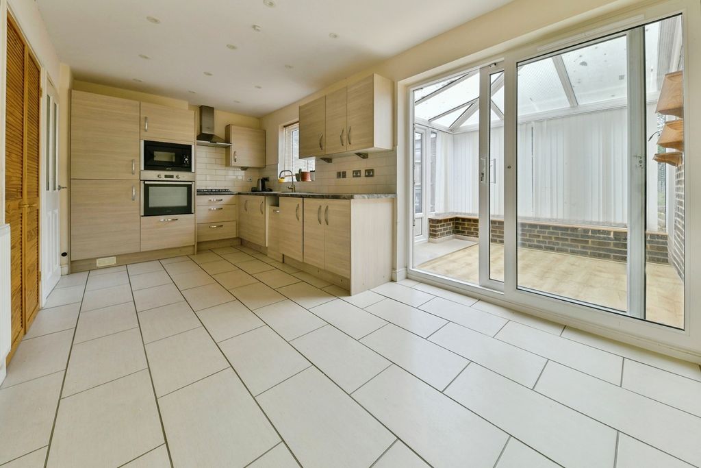 Property photo 2 of 18 Kitchen