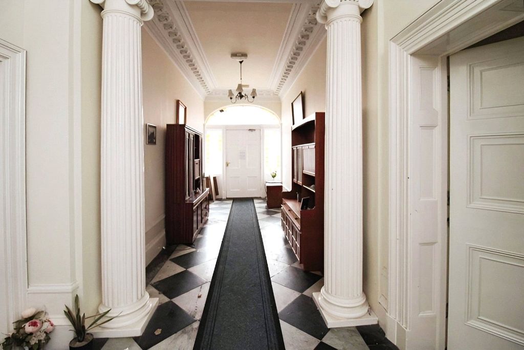 Property photo 2 of 8 Communal Hallway