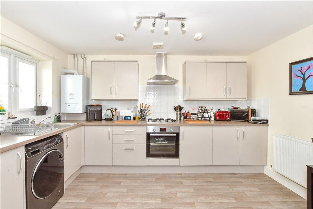 Property photo 3 of 9 Lounge/Kitchen