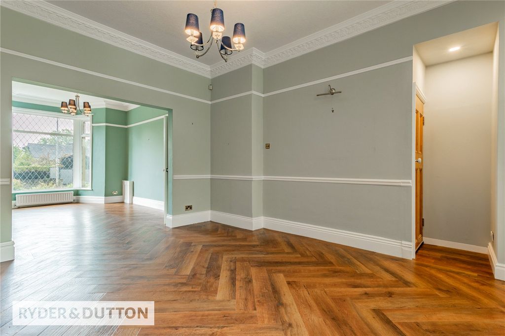Property photo 3 of 32 Dining Area/Louinge