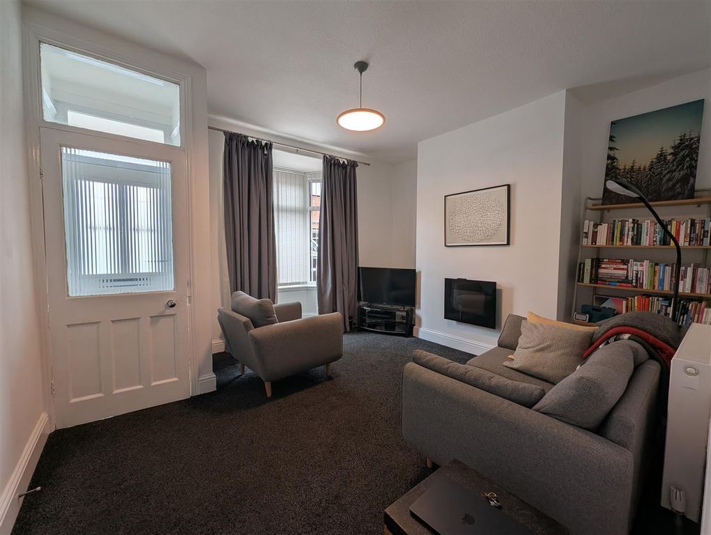 Property photo 2 of 8 Lounge
