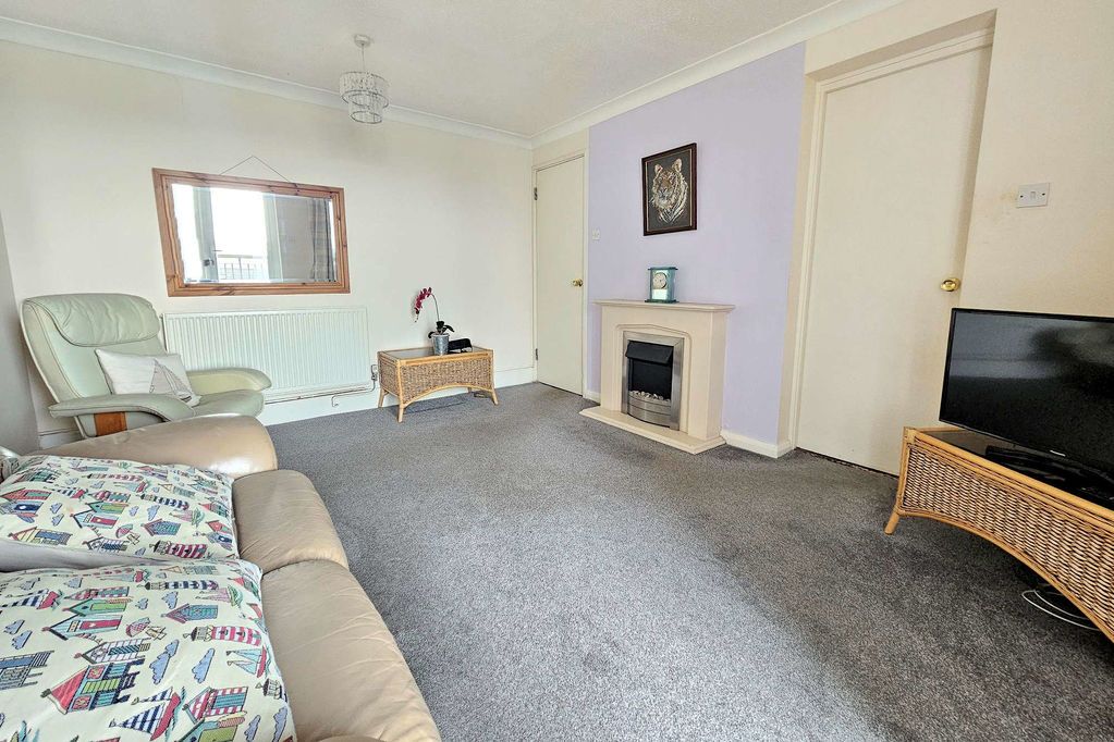 Property photo 3 of 11 Lounge