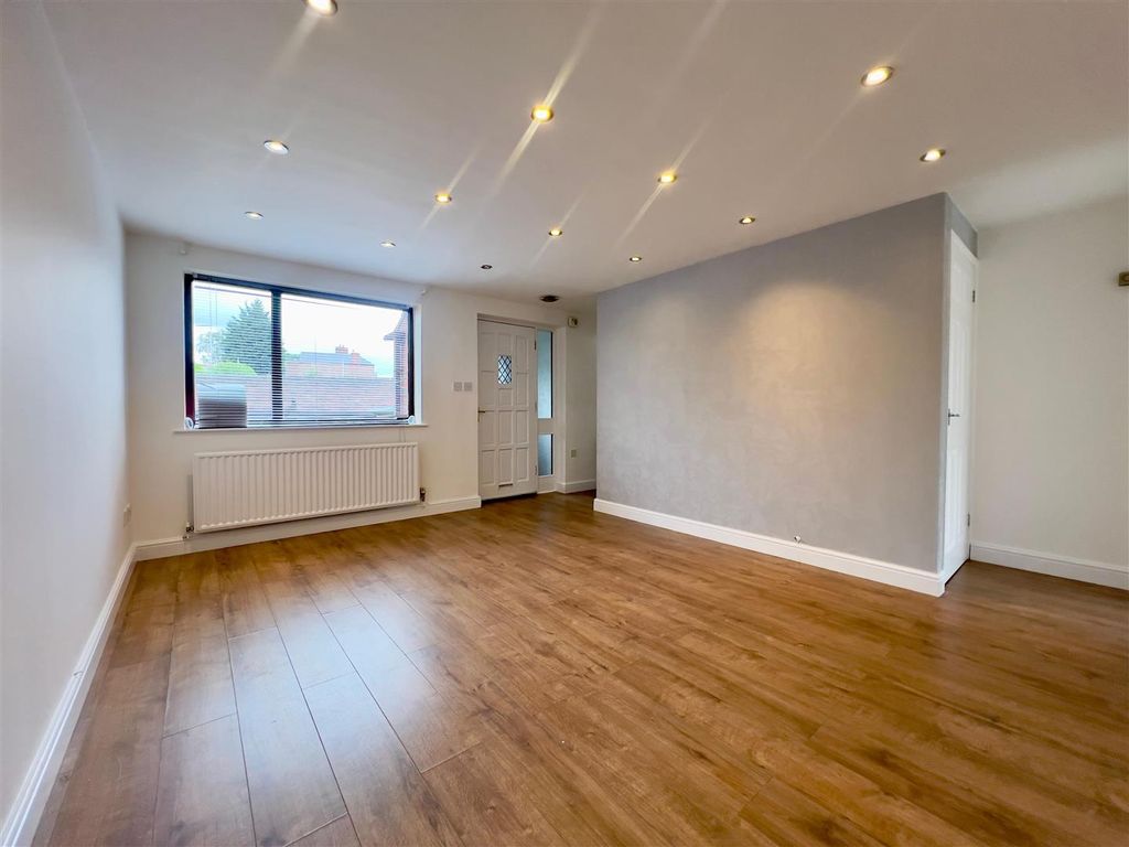 Property photo 3 of 9 Lounge