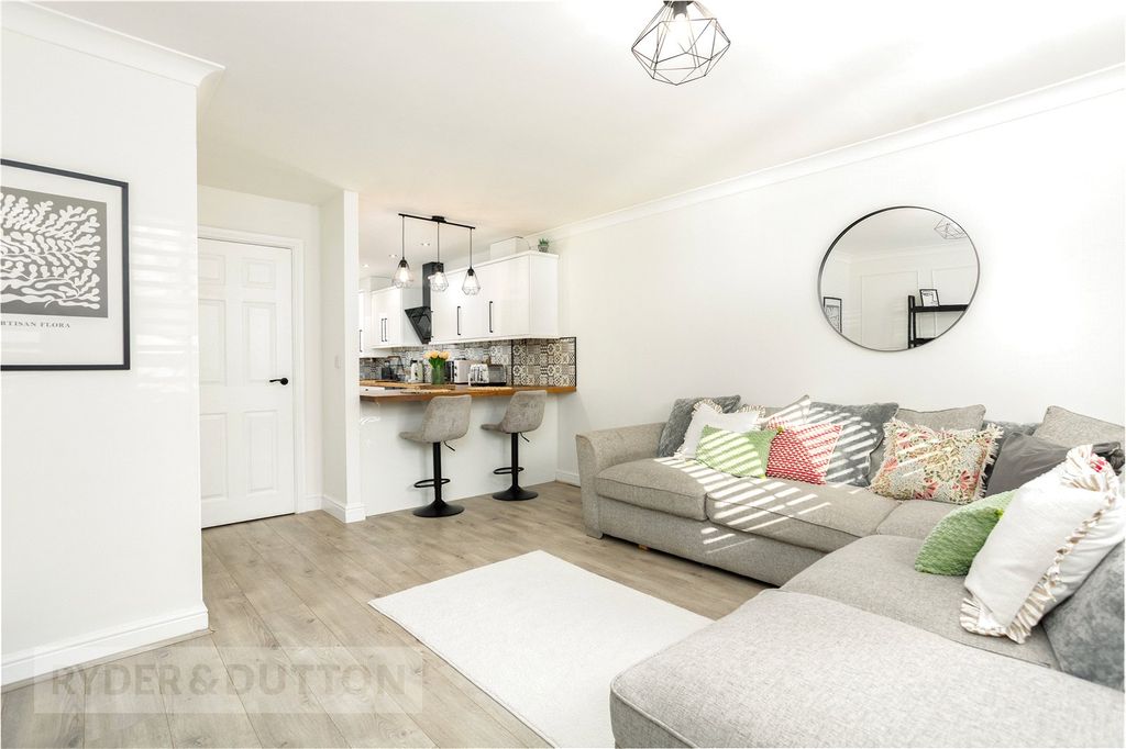 Property photo 2 of 19 Lounge