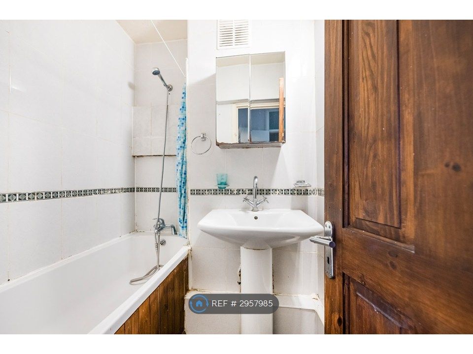 Property photo 2 of 8 Bathroom