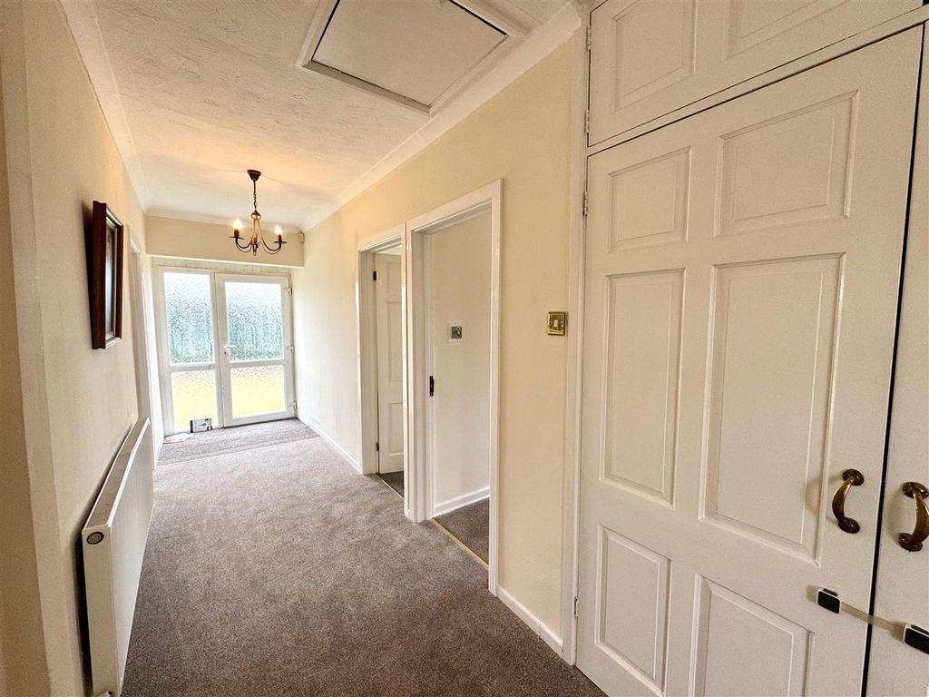 Property photo 3 of 46 Entrance Hall