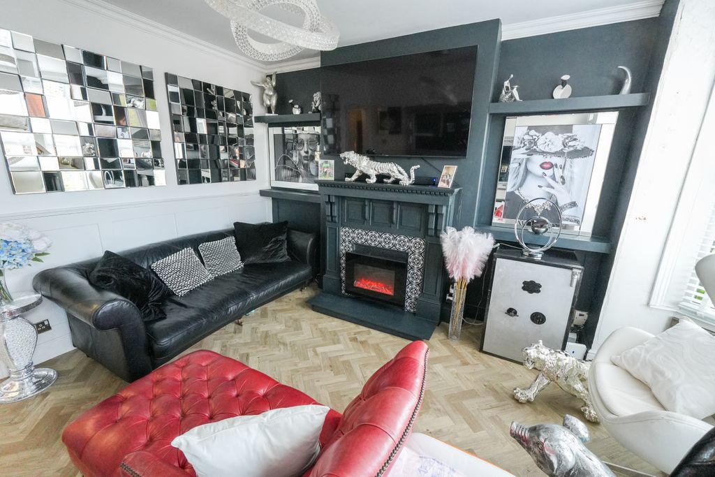 Property photo 1 of 17 Lounge