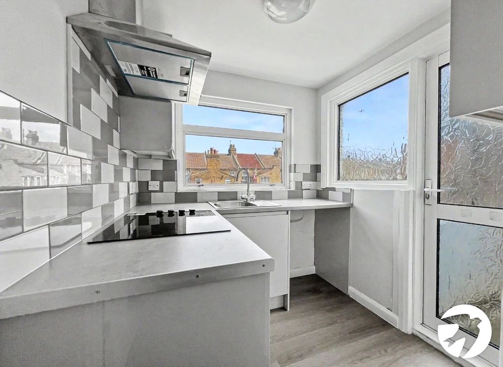 Property photo 3 of 10 Kitchen