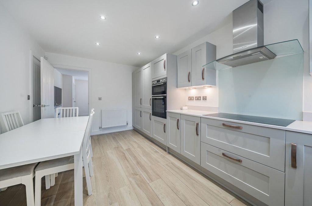 Property photo 3 of 22 1418597-18-69Aaeb...