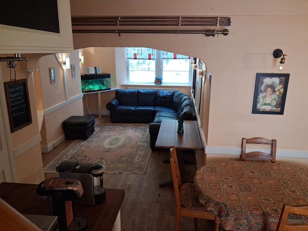 Property photo 1 of 7 Living Room