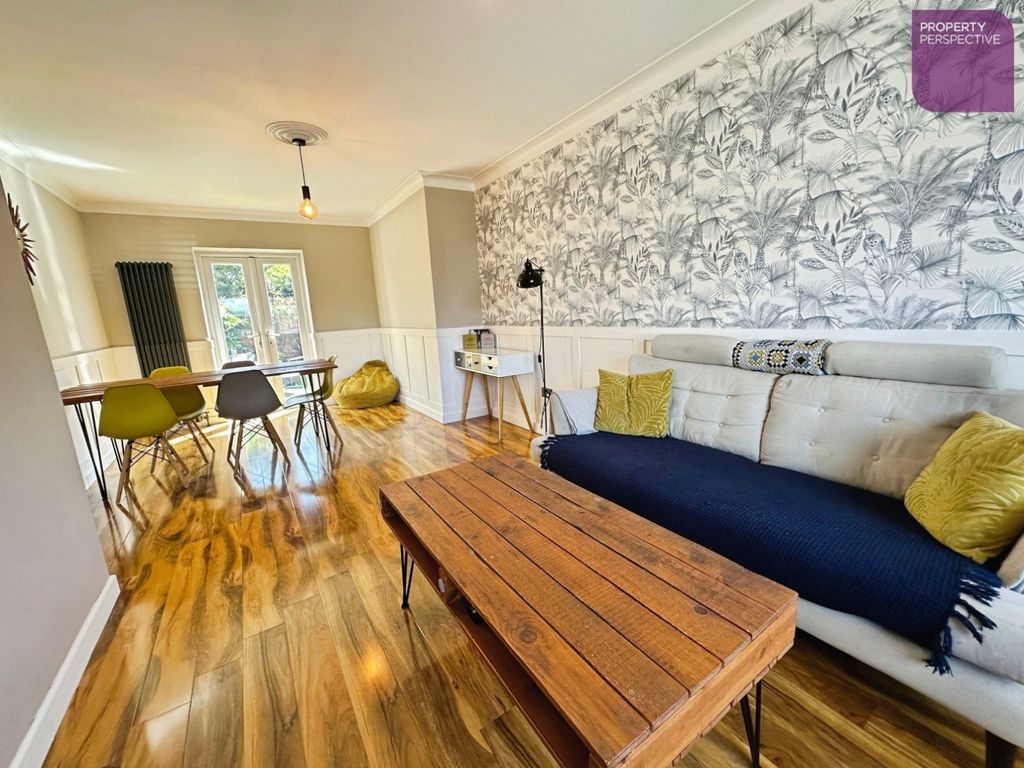 Property photo 3 of 16 Lounge