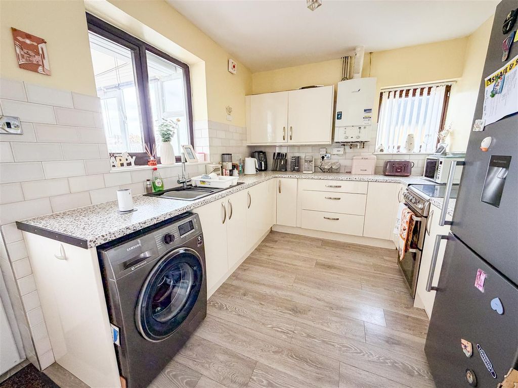 Property photo 2 of 18 Kitchen