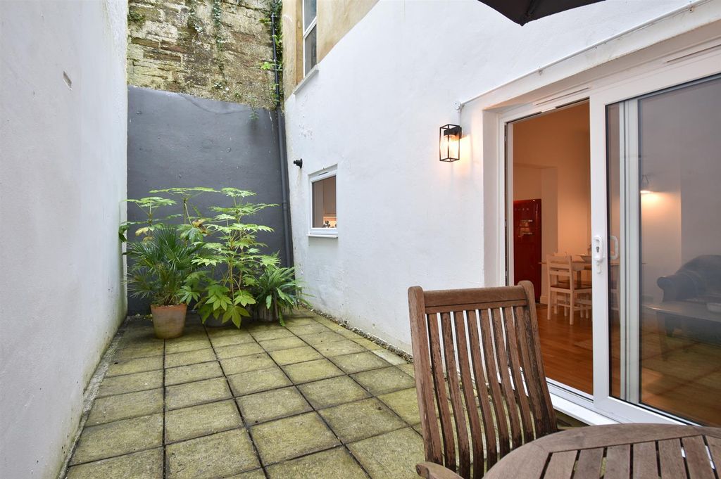 Property photo 3 of 19 Courtyard Garden