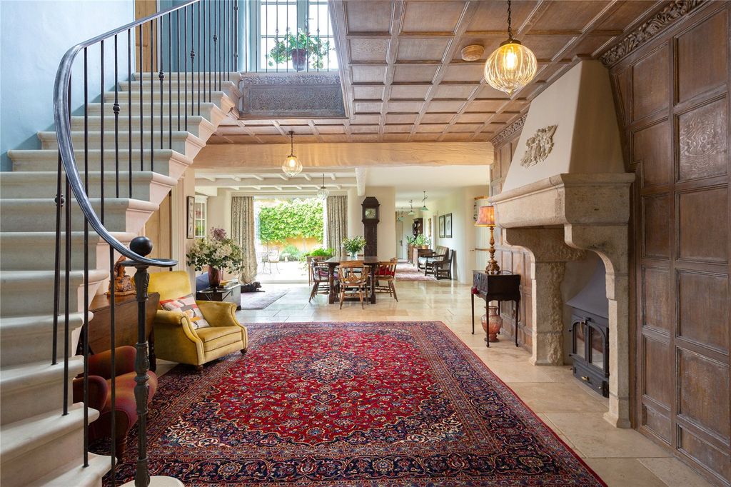 Property photo 3 of 37 Entrance Hall