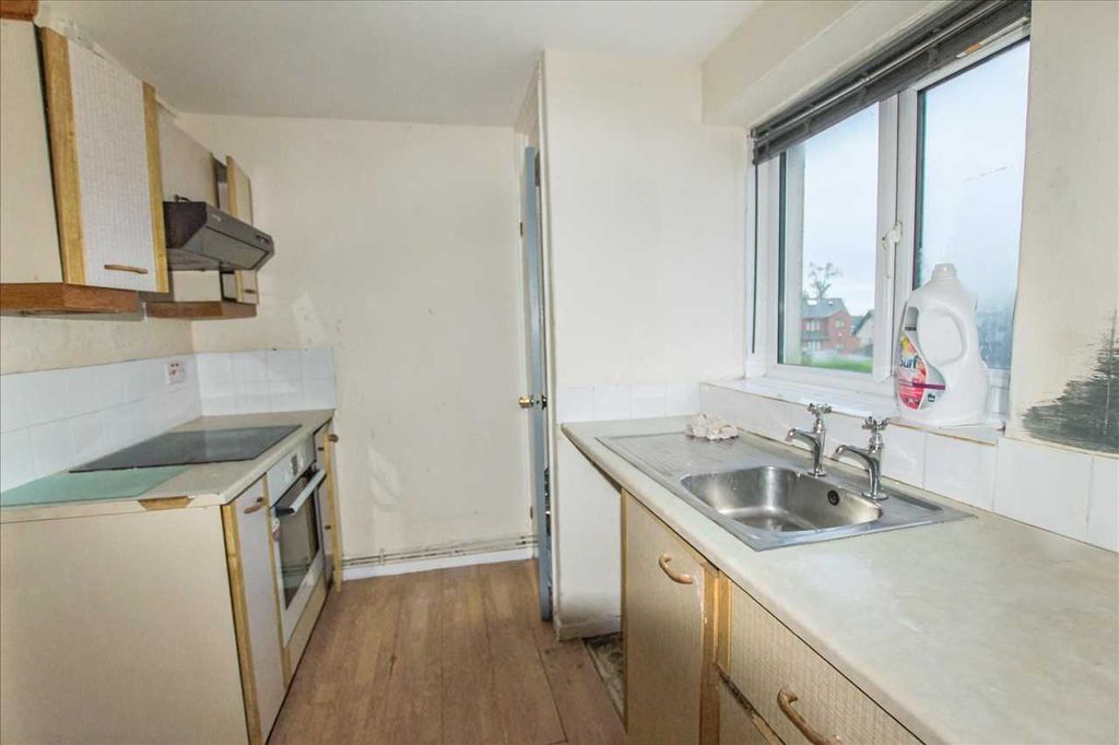Property photo 3 of 6 Kitchen