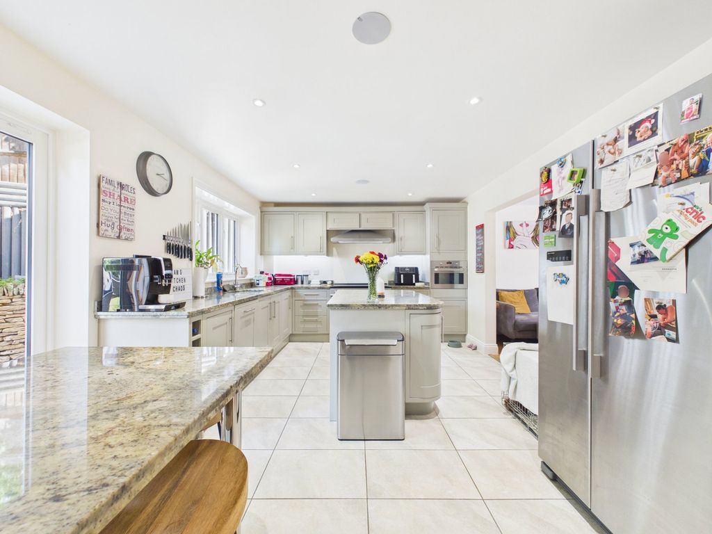 Property photo 2 of 34