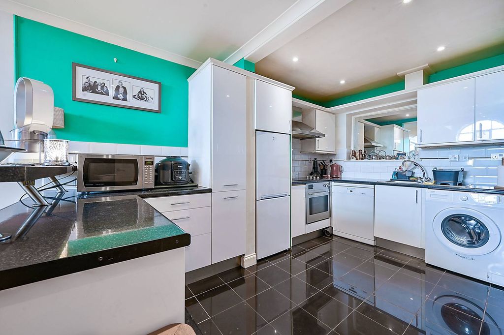 Property photo 3 of 11