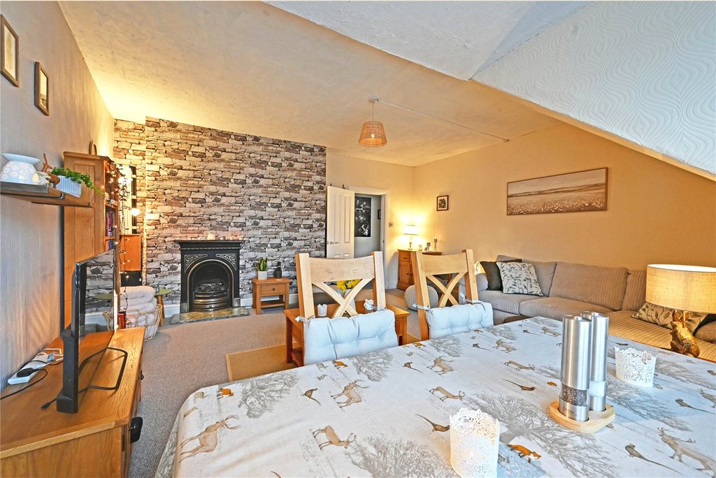 Property photo 3 of 13 Lounge / Diner