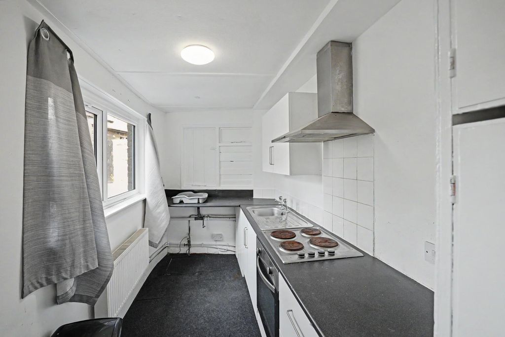 Property photo 3 of 8 Bondisle Terrace - Kitchen