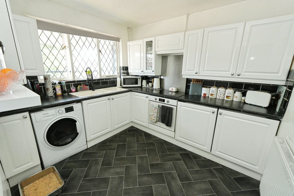 Property photo 3 of 10 Kitchen