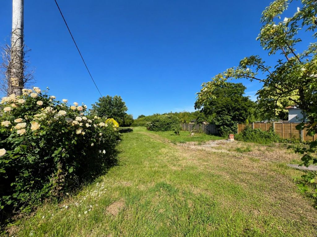 Property photo 2 of 15 5 Cam Green - Garden.Jpg