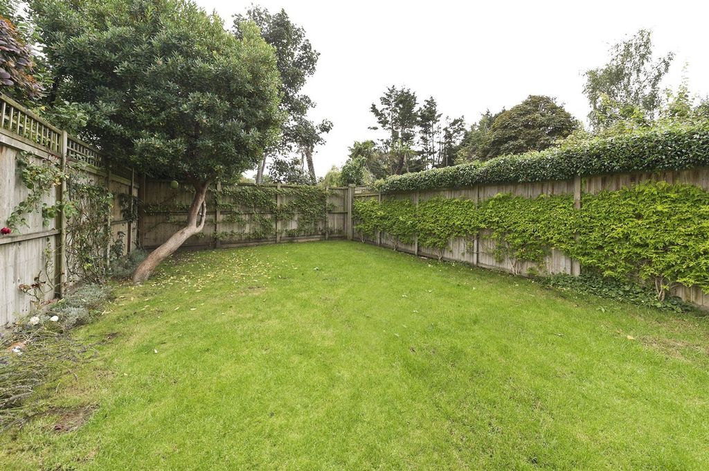 Property photo 2 of 19 54 Dalgarno Gdns-5066.Jpg