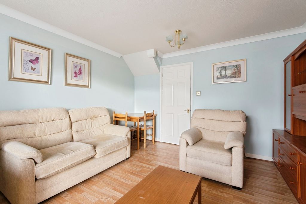 Property photo 3 of 18 Lounge