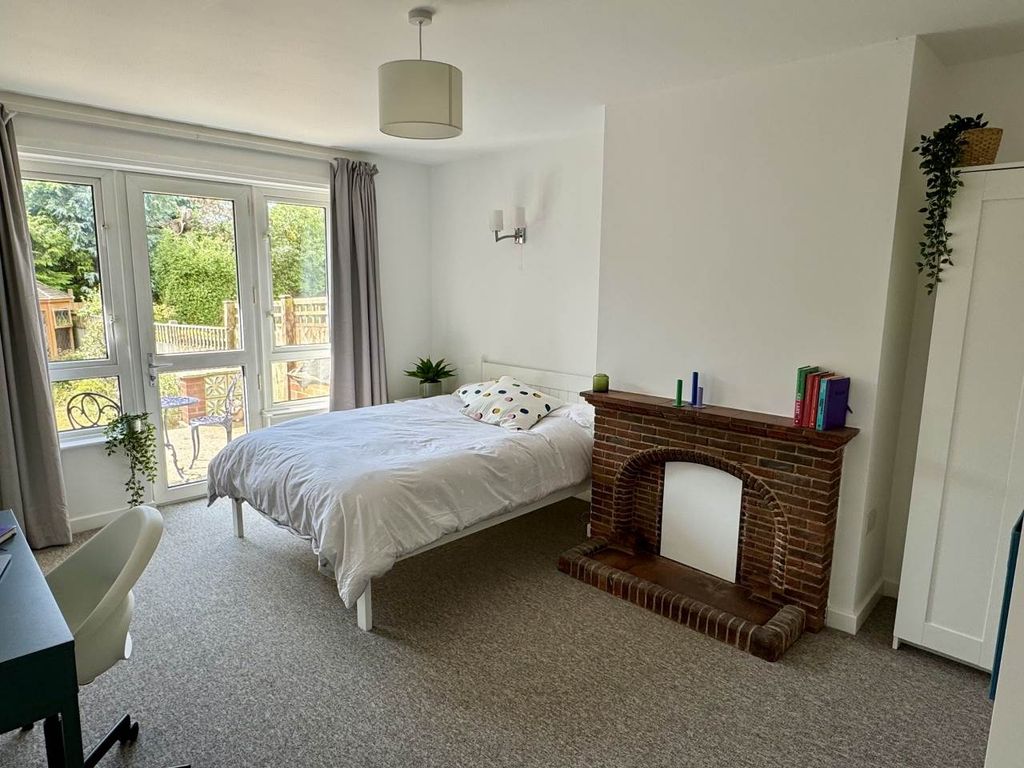 Property photo 3 of 12 Room 1