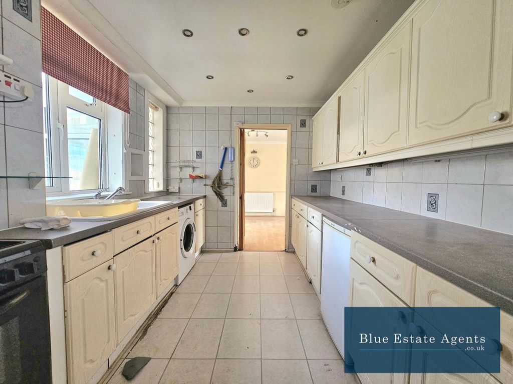 Property photo 2 of 20 Kitchen