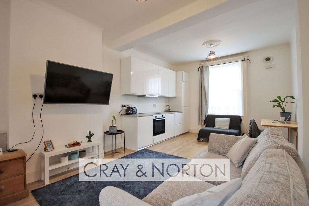 Property photo 2 of 9 Photo 4