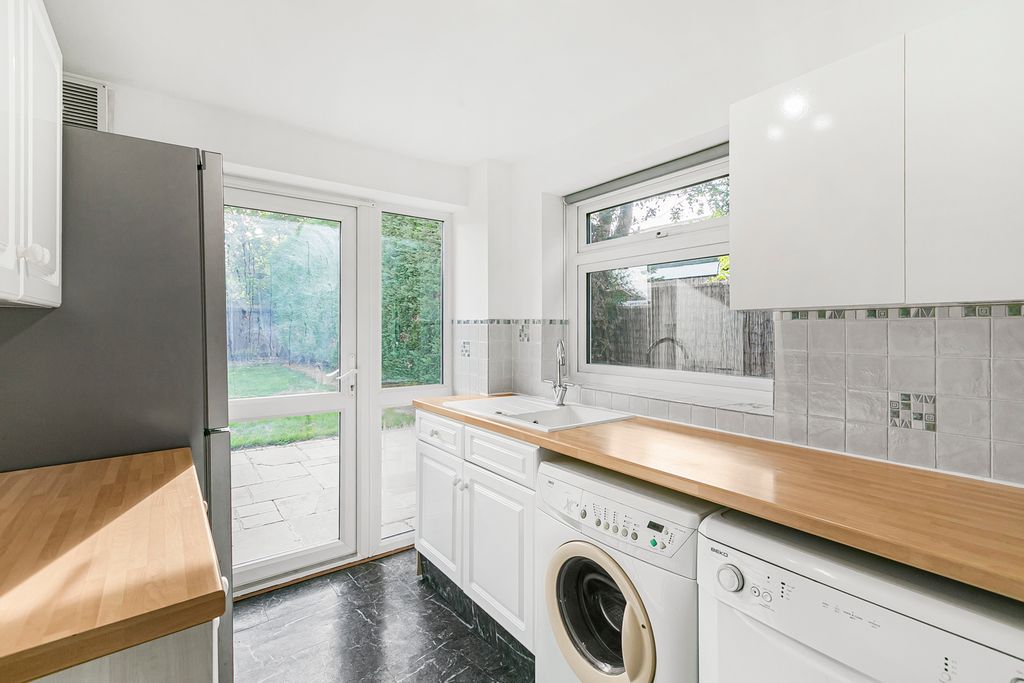 Property photo 3 of 17 Kitchen
